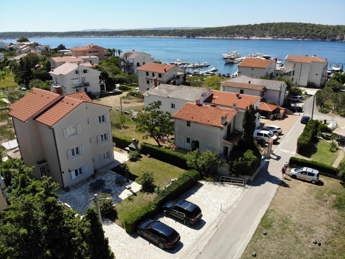 Apartman Theresa Barbat na Rabu Екстериор снимка